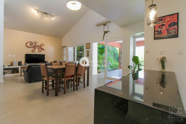 Imagem Casa com 2 Quartos à Venda, 166 m² Imagem Casa com 2 Quartos à Venda, 166 m²