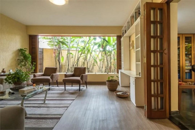 Imagem Casa com 6 Quartos à Venda, 202 m²