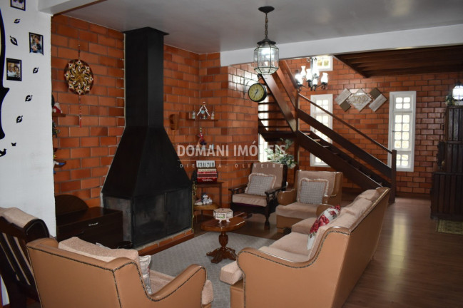 Imagem Casa com 4 Quartos à Venda, 195 m² em Região Do Alto Do Capivari - Campos Do Jordão Imagem Casa com 4 Quartos à Venda, 195 m² em Região Do Alto Do Capivari - Campos Do Jordão