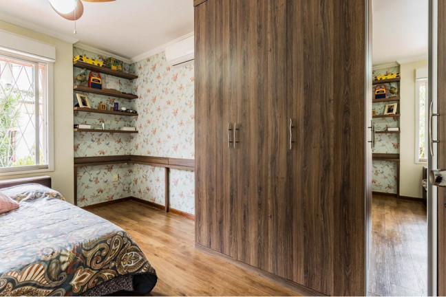 Imagem Casa com 3 Quartos à Venda, 212 m² em Jardim Sabará - Porto Alegre Imagem Casa com 3 Quartos à Venda, 212 m² em Jardim Sabará - Porto Alegre