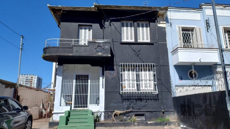 Casa com 5 Quartos à Venda,  em Azenha - Porto Alegre