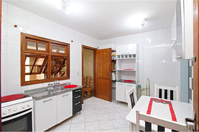 Imagem Casa com 3 Quartos à Venda, 198 m² em Medianeira - Porto Alegre