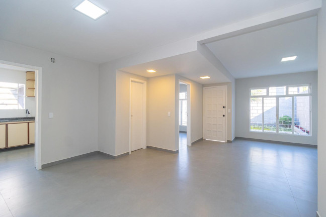 Imagem Casa com 3 Quartos para Alugar, 145 m² em Orleans - Curitiba Imagem Casa com 3 Quartos para Alugar, 145 m² em Orleans - Curitiba