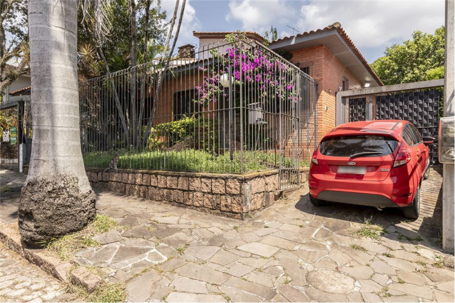 Imagem Casa com 4 Quartos à Venda, 250 m² em Três Figueiras - Porto Alegre Imagem Casa com 4 Quartos à Venda, 250 m² em Três Figueiras - Porto Alegre