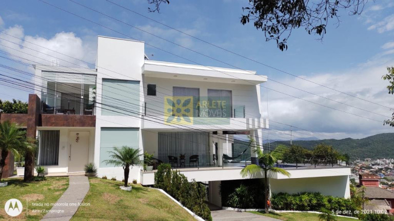 Imagem Casa com 4 Quartos à Venda, 513 m² em Centro - Bombinhas Imagem Casa com 4 Quartos à Venda, 513 m² em Centro - Bombinhas