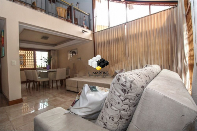 Imagem Casa com 3 Quartos à Venda, 608 m² em Medianeira - Porto Alegre Imagem Casa com 3 Quartos à Venda, 608 m² em Medianeira - Porto Alegre