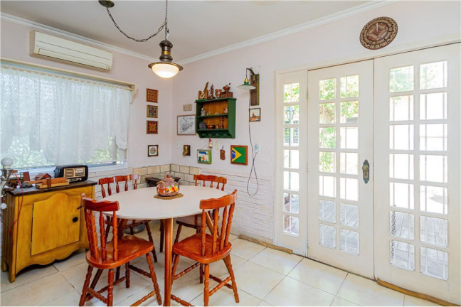 Imagem Casa com 5 Quartos à Venda, em Hípica - Porto Alegre Imagem Casa com 5 Quartos à Venda, em Hípica - Porto Alegre