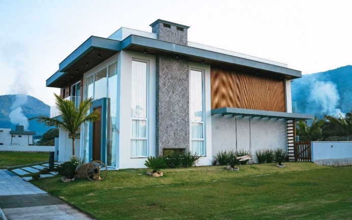 Imagem Casa com 5 Quartos à Venda, 411 m² em Ratones - Florianópolis Imagem Casa com 5 Quartos à Venda, 411 m² em Ratones - Florianópolis