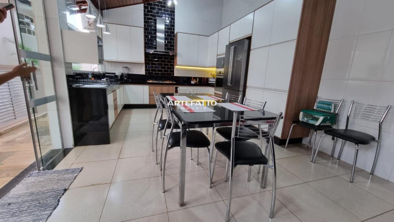 Imagem Casa com 3 Quartos à Venda, 600 m² Imagem Casa com 3 Quartos à Venda, 600 m²