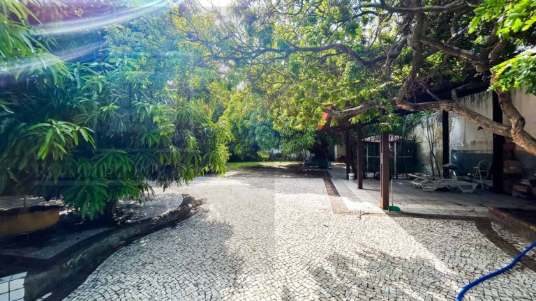 Imagem Casa com 8 Quartos à Venda, 650 m² em Cidade Dos Funcionários - Fortaleza Imagem Casa com 8 Quartos à Venda, 650 m² em Cidade Dos Funcionários - Fortaleza