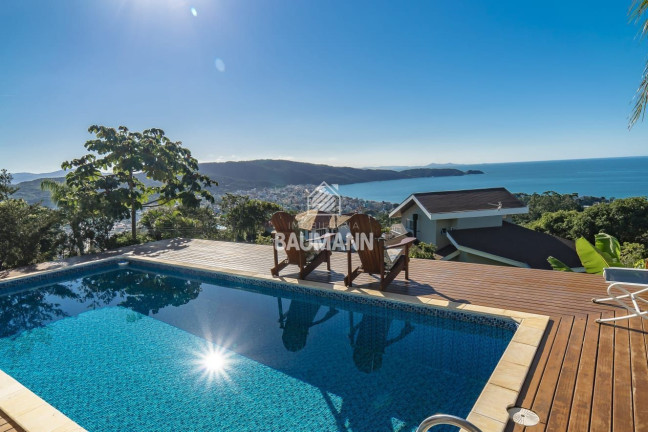 Imagem Casa com 7 Quartos à Venda, 408 m² em Centro - Bombinhas Imagem Casa com 7 Quartos à Venda, 408 m² em Centro - Bombinhas