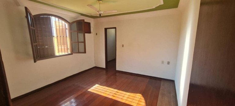 Imagem Casa com 6 Quartos à Venda, 245 m² Imagem Casa com 6 Quartos à Venda, 245 m²