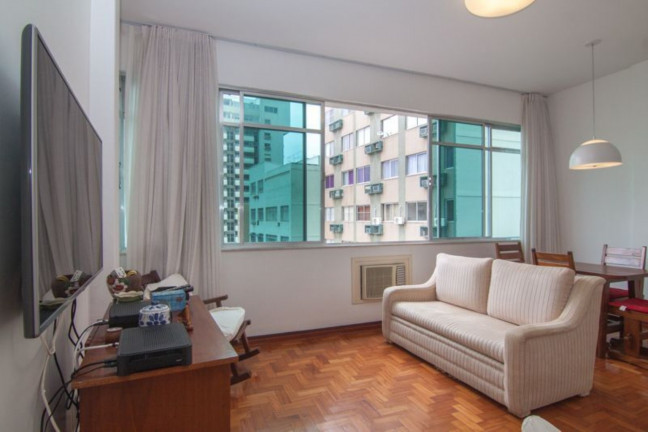 Imagem Imóvel com 2 Quartos à Venda, 71 m² em Copacabana - Rio De Janeiro Imagem Imóvel com 2 Quartos à Venda, 71 m² em Copacabana - Rio De Janeiro