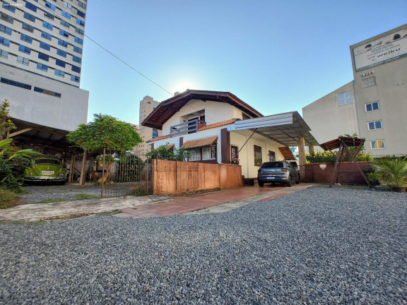 Casa com 5 Quartos à Venda, 244 m² em Centro - Joinville