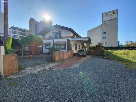 Imagem Casa com 5 Quartos à Venda, 244 m² em Centro - Joinville Imagem Casa com 5 Quartos à Venda, 244 m² em Centro - Joinville