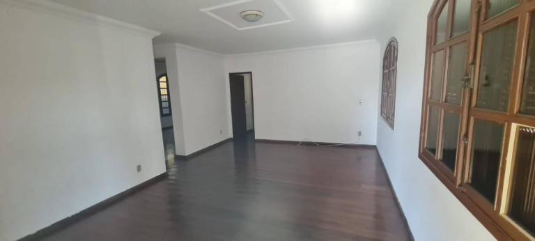 Imagem Casa com 6 Quartos à Venda, 245 m² Imagem Casa com 6 Quartos à Venda, 245 m²