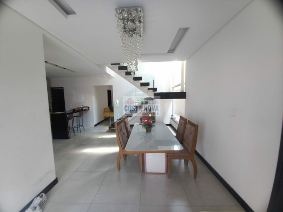 Imagem Casa com 3 Quartos à Venda, 300 m²