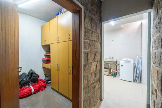 Imagem Casa com 4 Quartos à Venda, 300 m² em Jardim Lindóia - Porto Alegre Imagem Casa com 4 Quartos à Venda, 300 m² em Jardim Lindóia - Porto Alegre