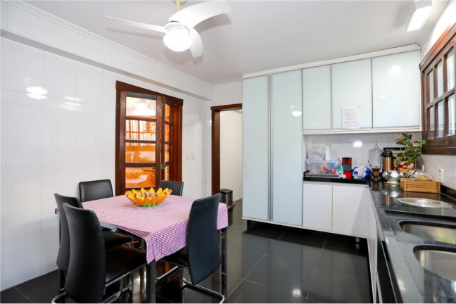 Imagem Casa com 5 Quartos à Venda, em Medianeira - Porto Alegre Imagem Casa com 5 Quartos à Venda, em Medianeira - Porto Alegre