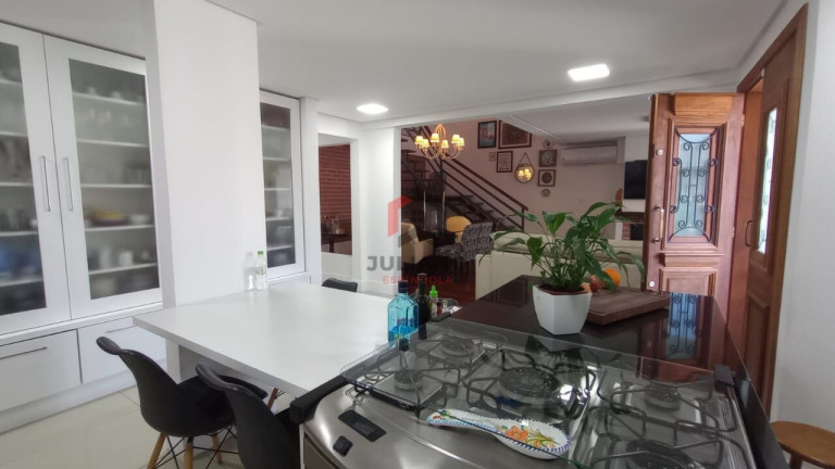 Imagem Casa com 4 Quartos à Venda, 198 m² em Jardim Itu - Porto Alegre Imagem Casa com 4 Quartos à Venda, 198 m² em Jardim Itu - Porto Alegre