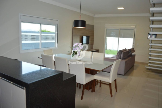 Imagem Casa com 4 Quartos para Temporada, em Canto Grande - Bombinhas Imagem Casa com 4 Quartos para Temporada, em Canto Grande - Bombinhas
