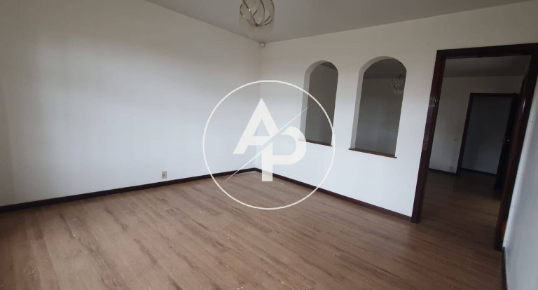 Imagem Casa com 3 Quartos à Venda, 270 m² em Uvaranas - Ponta Grossa