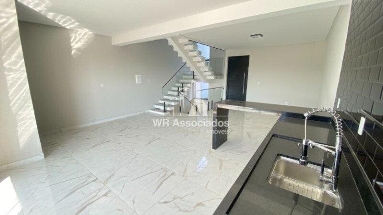 Imagem Casa com 3 Quartos à Venda, 230 m² Imagem Casa com 3 Quartos à Venda, 230 m²