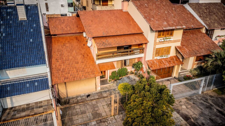 Imagem Casa com 3 Quartos à Venda, 247 m² em Jardim Planalto - Porto Alegre Imagem Casa com 3 Quartos à Venda, 247 m² em Jardim Planalto - Porto Alegre
