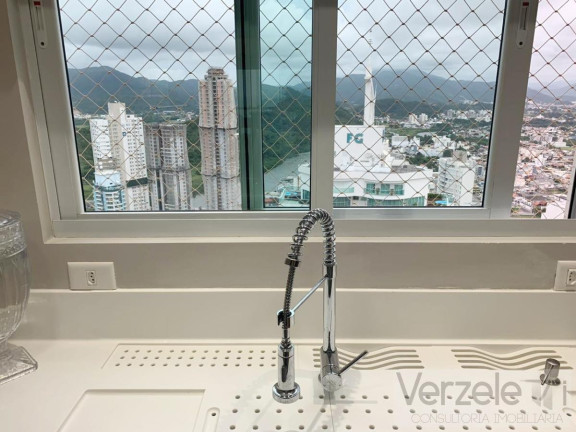 Imagem Apartamento com 3 Quartos à Venda, 144 m² em Centro