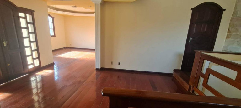 Imagem Casa com 6 Quartos à Venda, 245 m² Imagem Casa com 6 Quartos à Venda, 245 m²