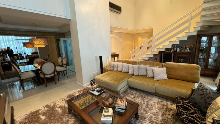 Imagem Imóvel com 3 Quartos à Venda, 223 m² em Centro - Balneário Camboriú Imagem Imóvel com 3 Quartos à Venda, 223 m² em Centro - Balneário Camboriú