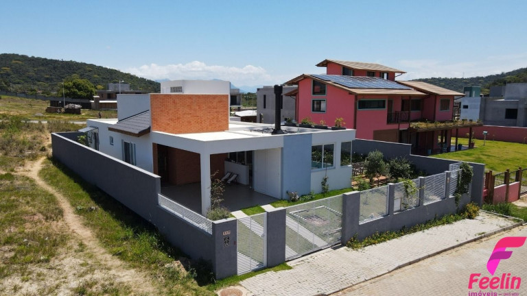 Imagem Casa com 2 Quartos à Venda, 223 m² em Rio Tavares - Florianópolis Imagem Casa com 2 Quartos à Venda, 223 m² em Rio Tavares - Florianópolis
