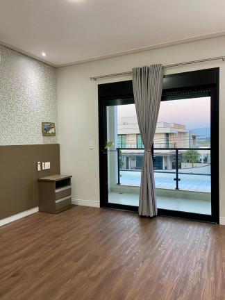 Imagem Casa de Condomínio com 3 Quartos à Venda, 210 m²