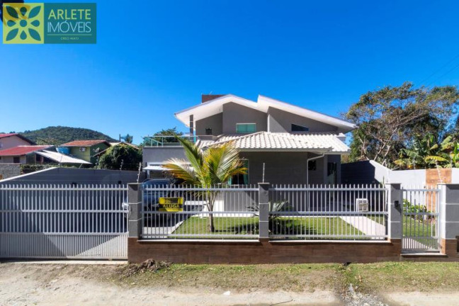 Imagem Casa com 3 Quartos para Alugar ou Temporada, 150 m² em Centro - Bombinhas Imagem Casa com 3 Quartos para Alugar ou Temporada, 150 m² em Centro - Bombinhas