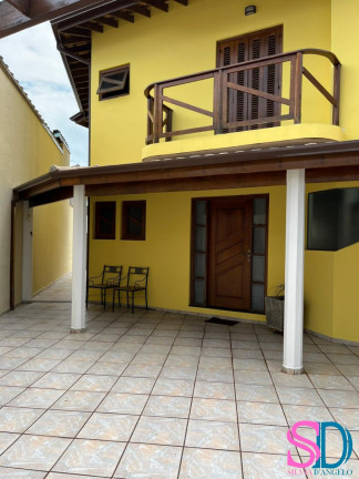 Sobrado com 6 Quartos à Venda, 375 m² em Centro - Ubatuba
