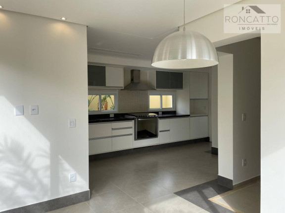 Imagem Casa de Condomínio com 4 Quartos à Venda, 240 m²