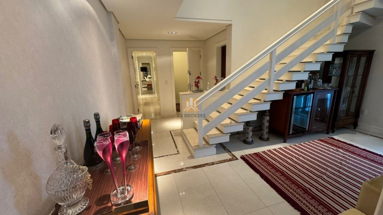 Imagem Imóvel com 3 Quartos à Venda, 223 m² em Centro - Balneário Camboriú Imagem Imóvel com 3 Quartos à Venda, 223 m² em Centro - Balneário Camboriú