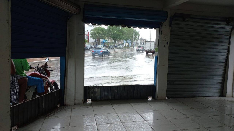 Sala Comercial à Venda, 300 m² em Centro - Camaçari