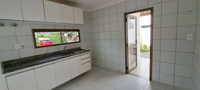 Imagem Casa com 4 Quartos para Alugar,  em Lauro De Freitas