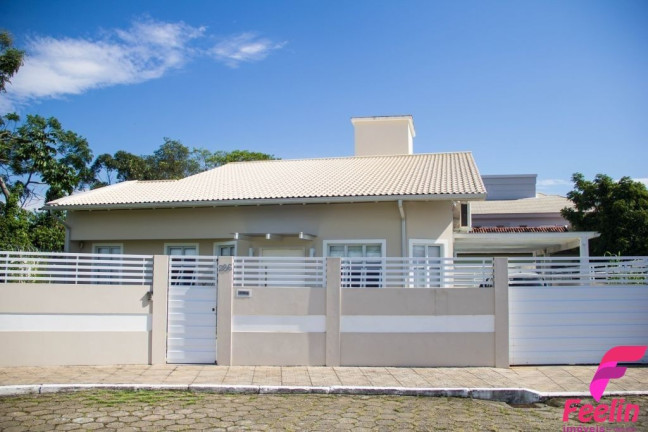 Casa com 3 Quartos à Venda, 270 m² em Carianos - Florianópolis