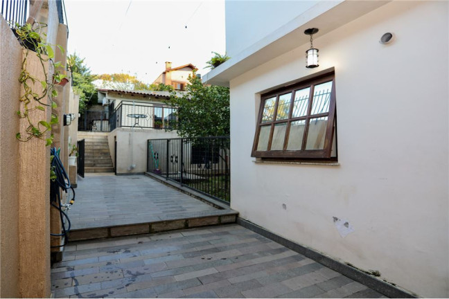 Imagem Casa com 5 Quartos à Venda, em Medianeira - Porto Alegre Imagem Casa com 5 Quartos à Venda, em Medianeira - Porto Alegre
