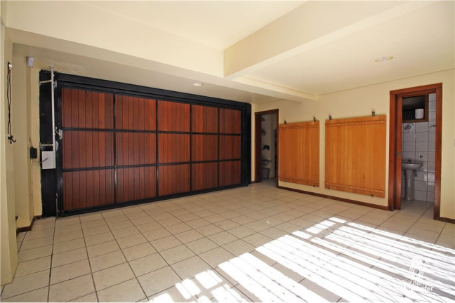 Imagem Casa com 5 Quartos à Venda, em Glória - Porto Alegre Imagem Casa com 5 Quartos à Venda, em Glória - Porto Alegre