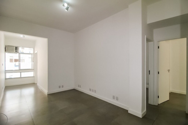 Imagem Imóvel com 2 Quartos à Venda, 72 m² em Copacabana - Rio De Janeiro Imagem Imóvel com 2 Quartos à Venda, 72 m² em Copacabana - Rio De Janeiro