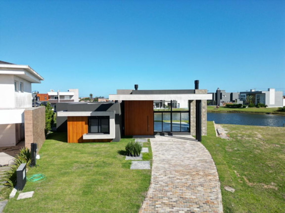 Imagem Casa com 4 Quartos à Venda, 238 m² em Rainha Do Mar - Capao Da Canoa Imagem Casa com 4 Quartos à Venda, 238 m² em Rainha Do Mar - Capao Da Canoa