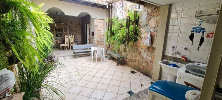 Imagem Casa com 4 Quartos à Venda, 240 m² Imagem Casa com 4 Quartos à Venda, 240 m²