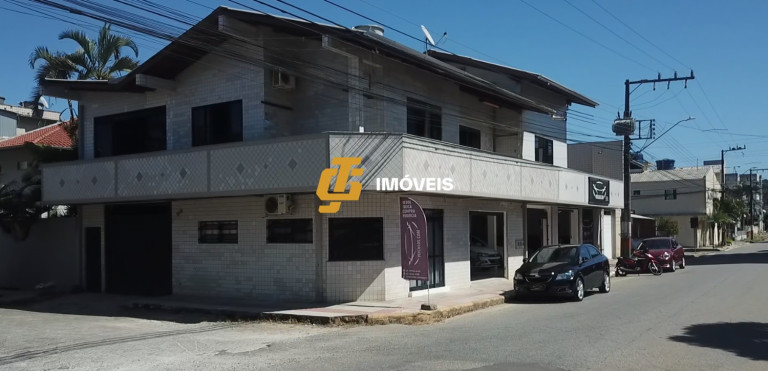 Casa com 3 Quartos à Venda, 300 m² em Monte Alegre - Camboriú