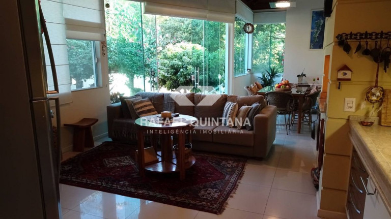 Imagem Casa com 4 Quartos à Venda, 340 m² em Córrego Grande - Florianópolis Imagem Casa com 4 Quartos à Venda, 340 m² em Córrego Grande - Florianópolis