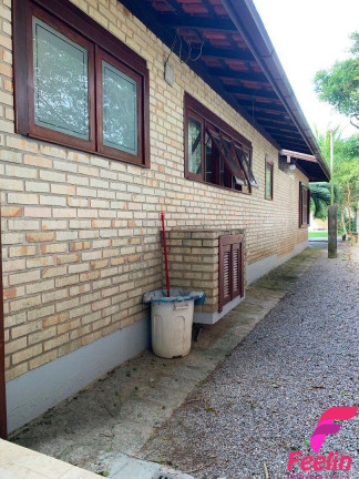 Imagem Casa com 6 Quartos à Venda, 370 m² em Armação - Florianópolis Imagem Casa com 6 Quartos à Venda, 370 m² em Armação - Florianópolis