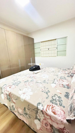 Imagem Casa com 3 Quartos à Venda, 250 m² Imagem Casa com 3 Quartos à Venda, 250 m²