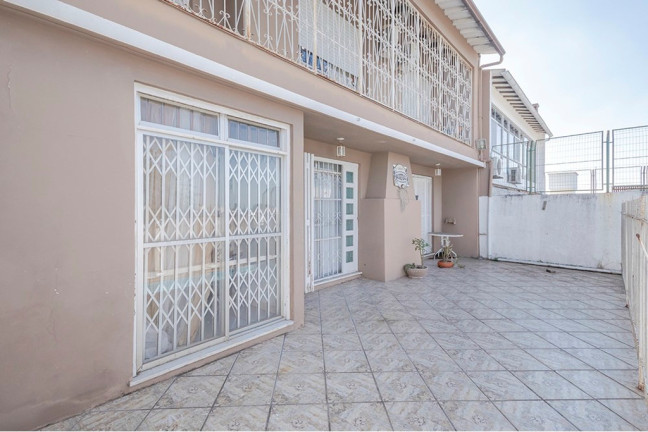 Imagem Casa com 3 Quartos à Venda, 300 m² em Jardim Sabará - Porto Alegre Imagem Casa com 3 Quartos à Venda, 300 m² em Jardim Sabará - Porto Alegre